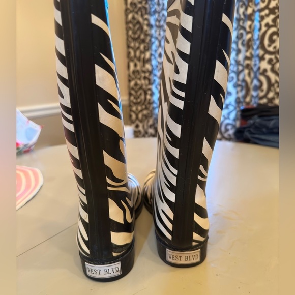 West Blvd zebra print rain boots in EUC. Size 5.5. Black and white. - Picture 9 of 10